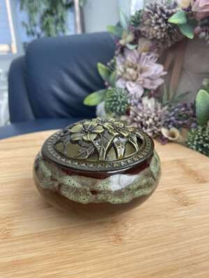 Természetes szúnyogriasztó gyertya kerámiatégelyben virágmintás fedéllel