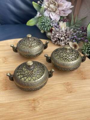 Természetes szúnyogriasztó gyertya kicsi fémtégelyben fém fedéllel