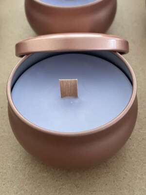 Szójaviasz illatgyertya – bazsarózsa illattal, fakanóccal, rose gold fémtégelyben