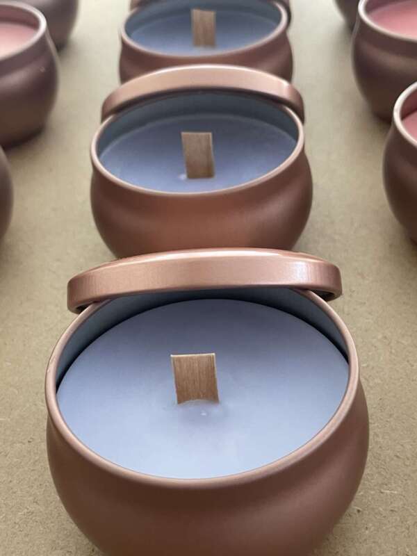 Szójaviasz illatgyertya – bazsarózsa illattal, fakanóccal, rose gold fémtégelyben - Image 3