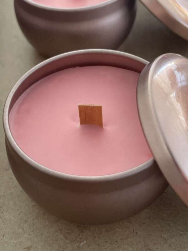 Szójaviasz illatgyertya – szamóca illattal, fakanóccal, rose gold fémtégelyben - Image 4