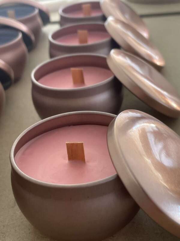 Szójaviasz illatgyertya – szamóca illattal, fakanóccal, rose gold fémtégelyben - Image 3