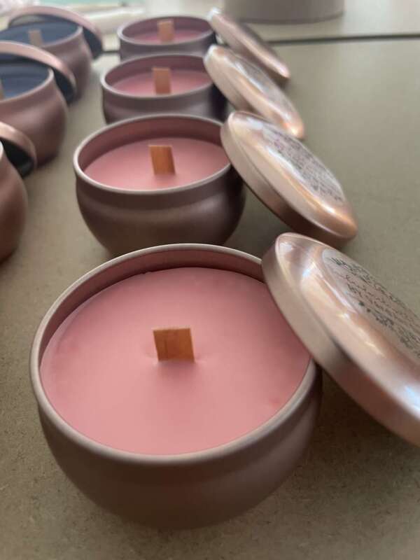 Szójaviasz illatgyertya – szamóca illattal, fakanóccal, rose gold fémtégelyben - Image 2