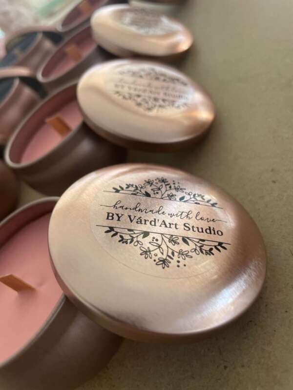 Szójaviasz illatgyertya – szamóca illattal, fakanóccal, rose gold fémtégelyben