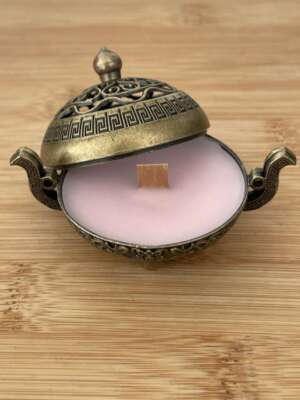 Természetes szúnyogriasztó gyertya kicsi fémtégelyben fém fedéllel, citronella és fahéj illattal