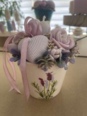 Provence hangulata – pasztell virágok levendula mintás kaspóban