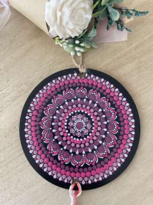 Mandalás kézműves függődísz – a harmónia üzenete - lila - rózsaszín