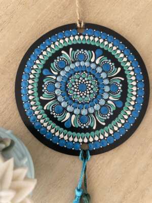 Mandalás kézműves függődísz – a harmónia üzenete - fehér - kék színű