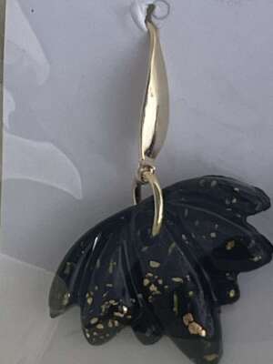 Levél alakú fülbevaló – aranyló fekete