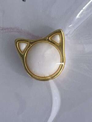 Cica alakú fülbevaló – arany szegély, fehér belső