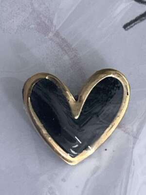 Szív alakú fülbevaló – arany szegély, fekete szív