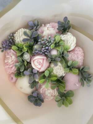 Rózsaszín-fehér szójavirágcsokor, dekorpapírban - nagyméretű