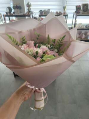 Rózsaszín-fehér szójavirágcsokor, dekorpapírban - extra nagy méretű