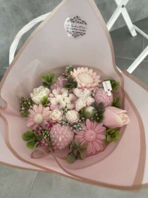 Rózsaszín-fehér szójavirágcsokor, dekorpapírban - nagyméretű