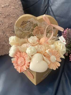 Szív alakú virágbox - barackvirág színű szójavirágokkal