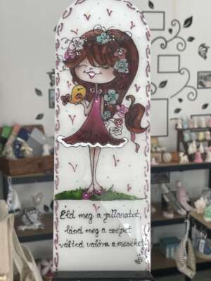 Motivációs tábla – Mosolygó kislány virágos hajjal