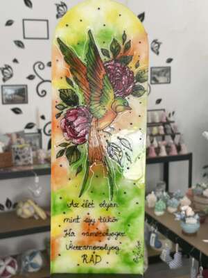 Motivációs tábla – Repülő madárka tavaszi színekben