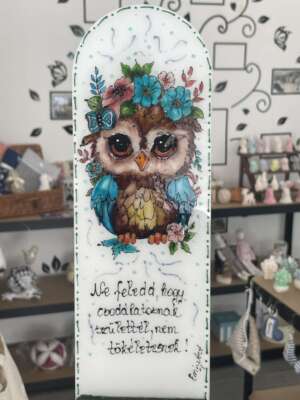 Motivációs tábla – Bagoly virágkoszorúval