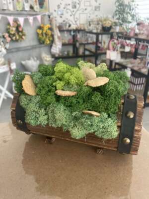 Zuzmóval díszített fa hordó dekoráció