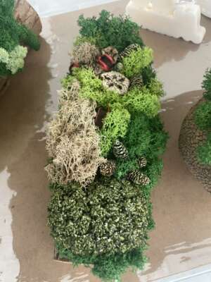 Zuzmókompozíció natúr favályúban - termésekkel