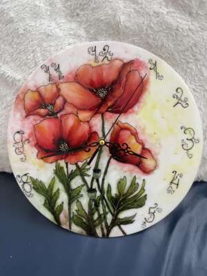 Kézzel festett pipacsos falióra – plexire álmodott elegancia