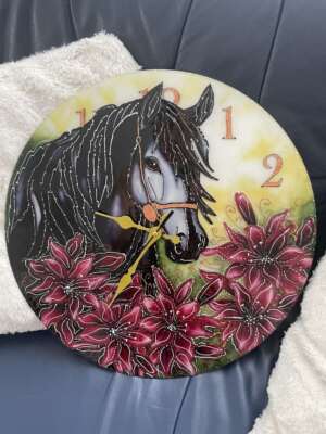 Szabadság és liliom – kézzel festett falióra