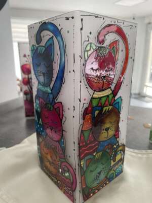 Üvegfestett asztali lámpa – Cicacsalád álomfénye