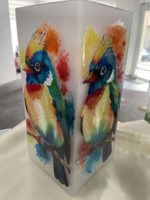 Üvegfestett asztali lámpa – Madárka a fényben