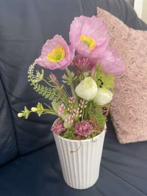 Asztali virágdísz - rózsaszín virágokkal