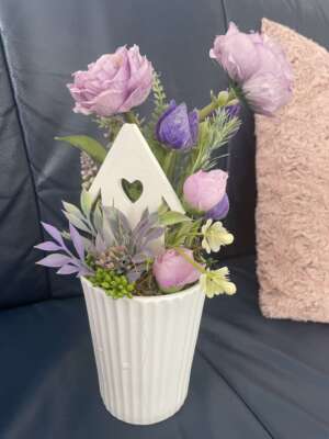 Asztali virágdísz - lila árnyalatú virágokkal