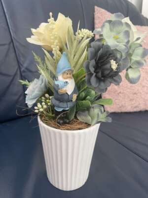 Asztali virágdísz - fehér, krémszínű és kék árnyalatú virágokkal