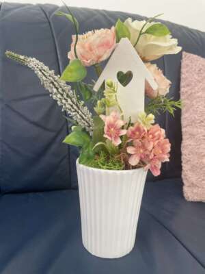 Asztali virágdísz - krém- és rózsaszínű virágokkal