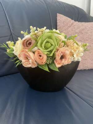 Asztali virágdísz - fekete csónakalakú kaspóban