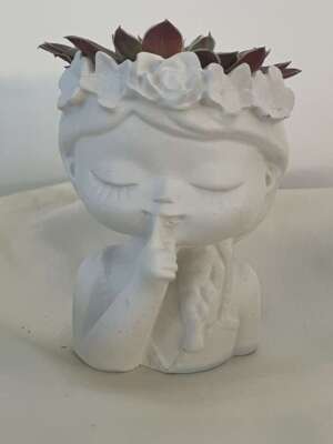 Kövirózsa kislányfigurás kaspóban