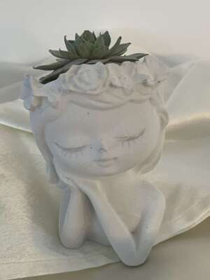 Kövirózsa alvó kislányfigurás kaspóban