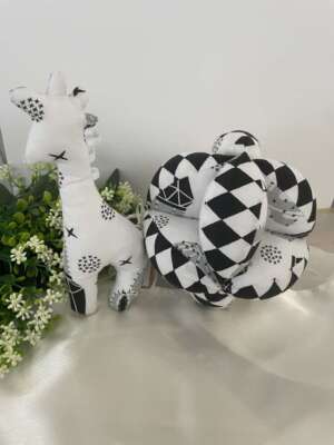 Montessori labda bébizsiráffal