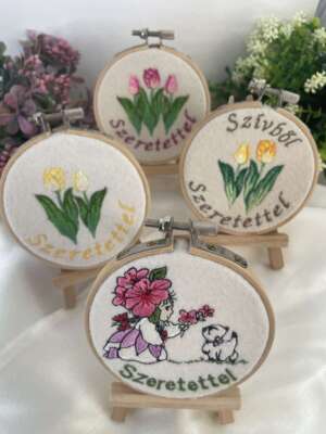 Hímzett filc táblácska fa állvánnyal