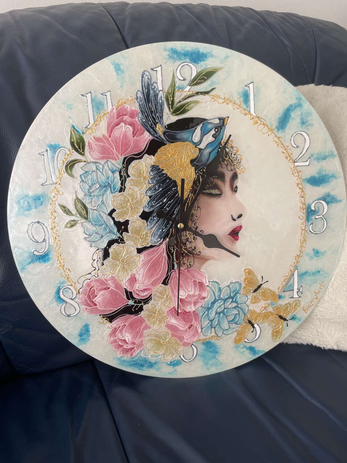 „Időn túli szépség” – kézzel festett falióra