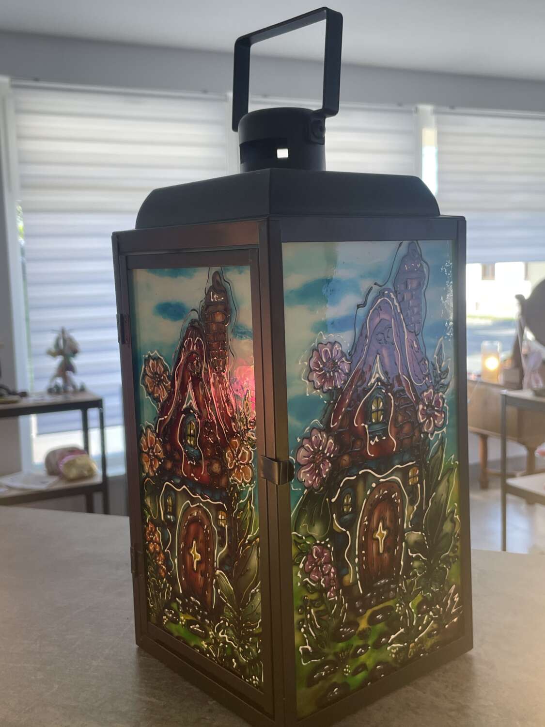 „Manólak” – kézzel festett, közepes méretű lámpás - Image 3