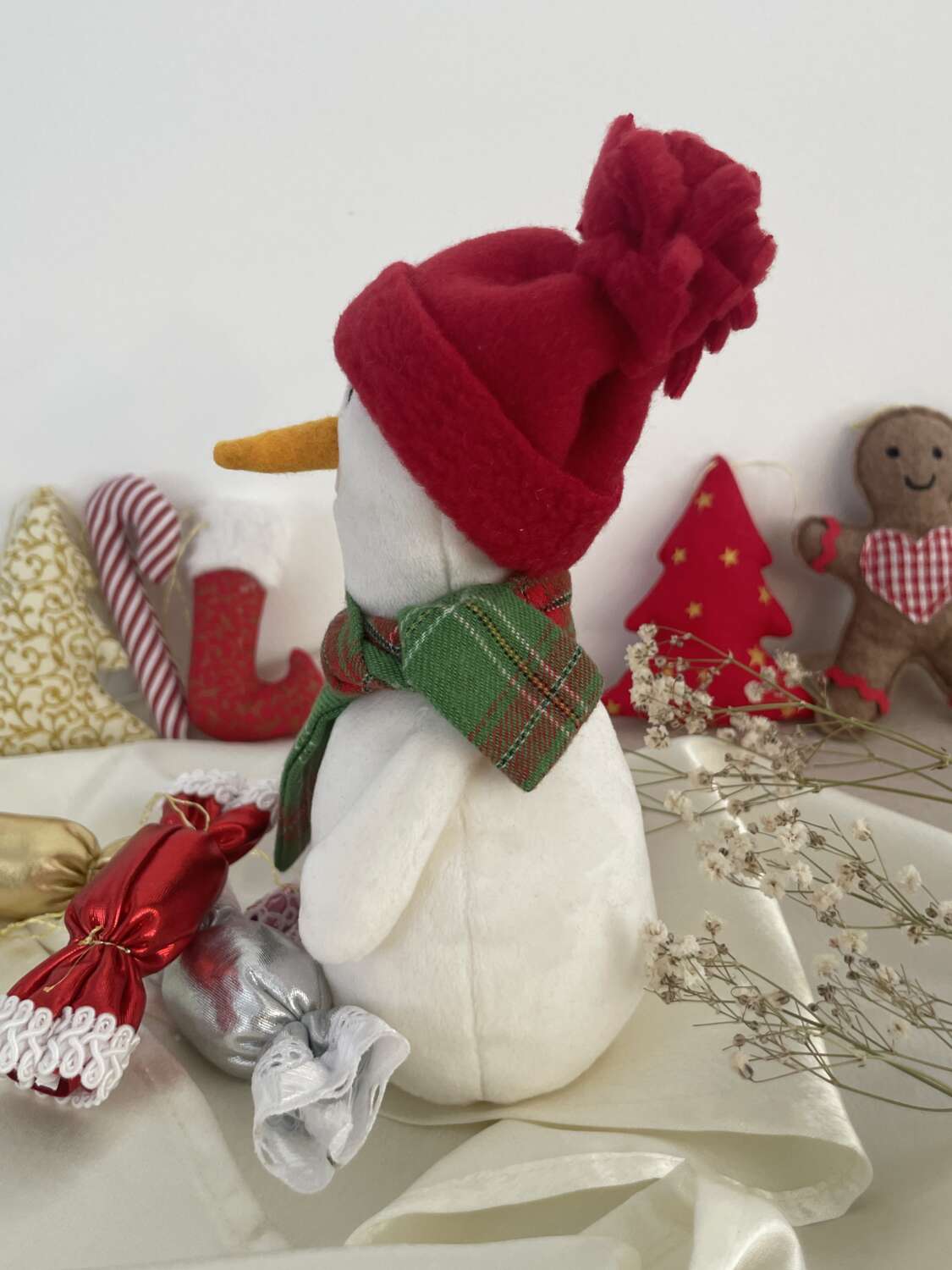 Mosolygó Hóember – Piros sapkában, kockás sállal - Image 2