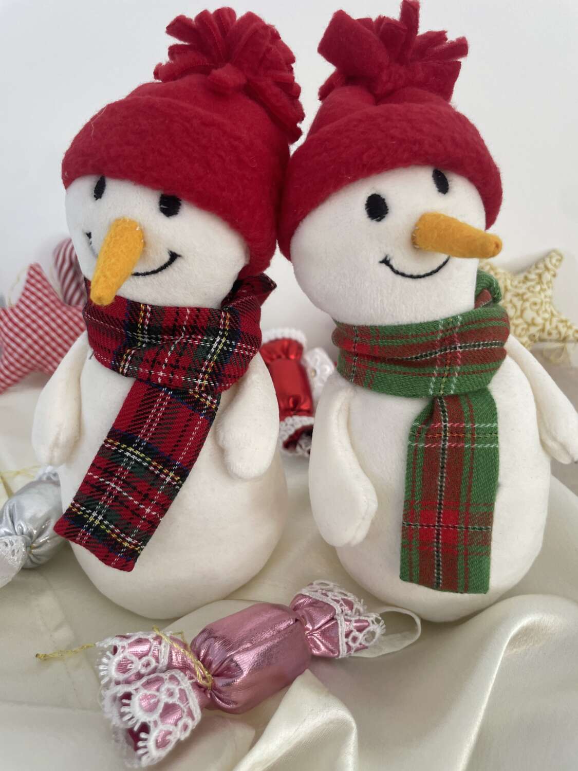 Mosolygó Hóember – Piros sapkában, kockás sállal