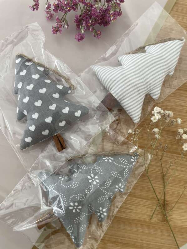 Fehér-szürke textil fenyődísz
