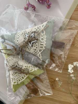 Csipkével díszített textil fenyődísz