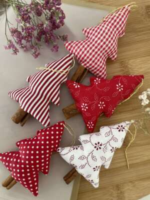 Textil fenyődíszek – fahéj törzzsel