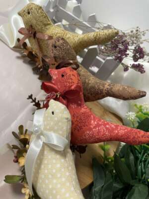 Textilből készült csipeszes madárka virággal