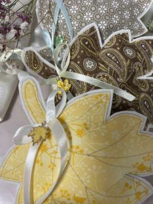 Textil juharlevél dekoráció masnival